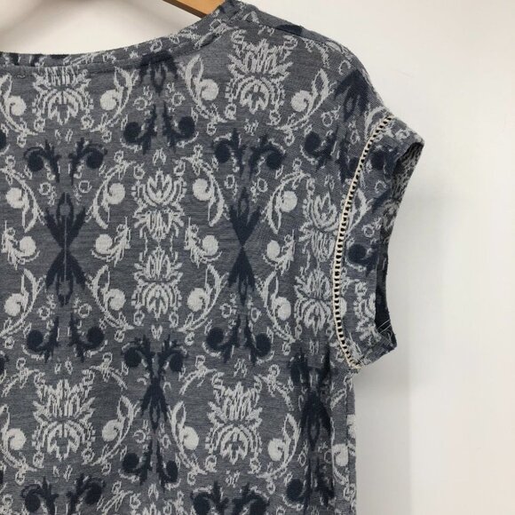 Rose & Olive Blue and White V-neck Abtract print  T-Shirt Lattice Detailing LG - Picture 10 of 14